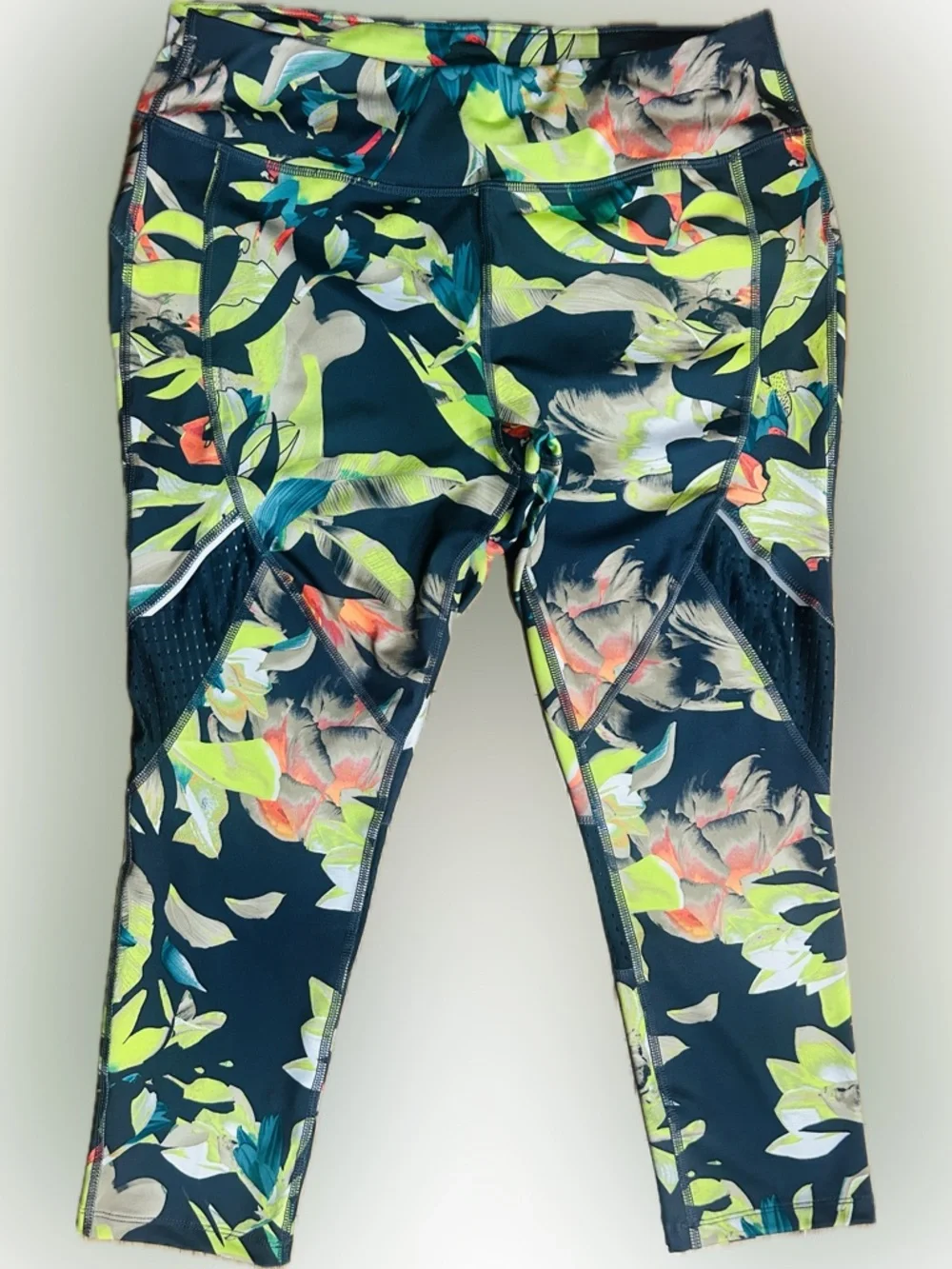 LN Avia SZ M (8-10) Gray Multicolored Floral Cropped Leggings/Waist 30”-34” - Picture 5 of 8